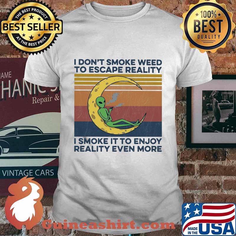 Alien I don't smoke weed to escape reality i smoke it to enjoy reality even more vintage retro shirt