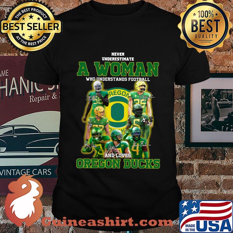 Never underestimate an old woman who understands football and oregon ducks signatures shirt