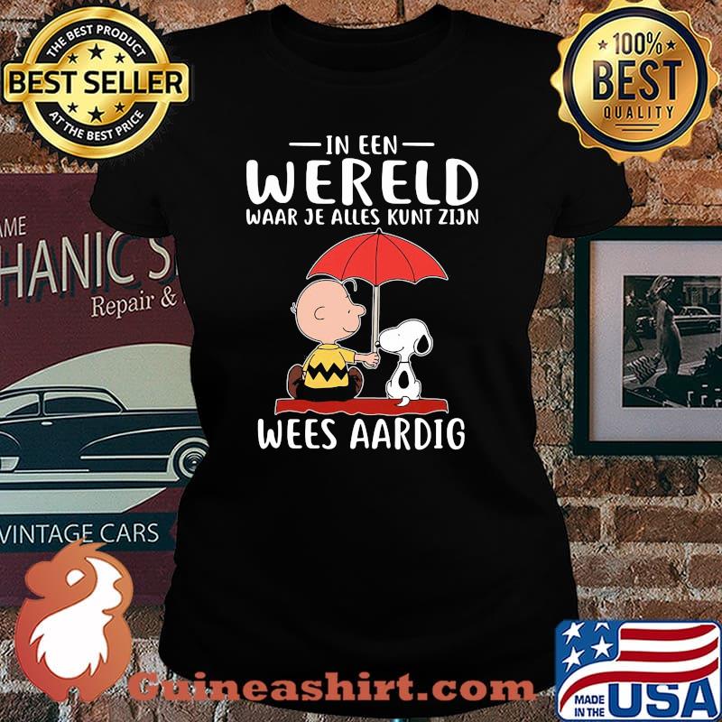 In een wereld waar je alles kunt zijn wees aardig snoopy and charlie Laides tee