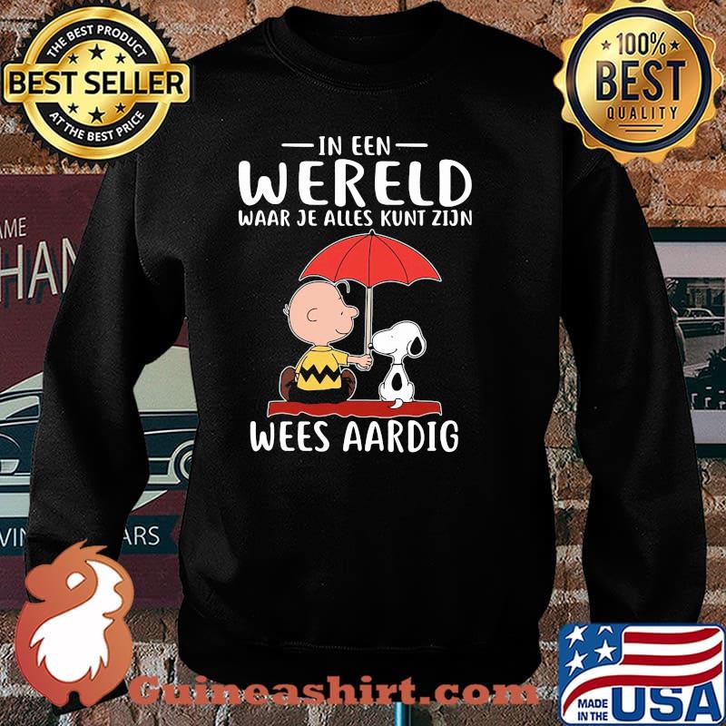 In een wereld waar je alles kunt zijn wees aardig snoopy and charlie Sweater