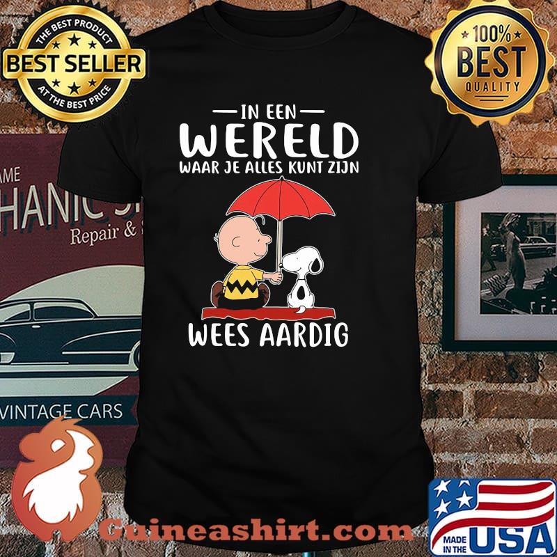 In een wereld waar je alles kunt zijn wees aardig snoopy and charlie shirt