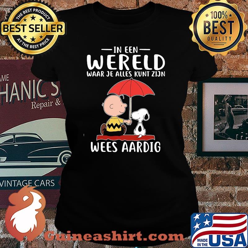 In een wereld waar je alles kunt zijn wees aardig snoopy Laides tee