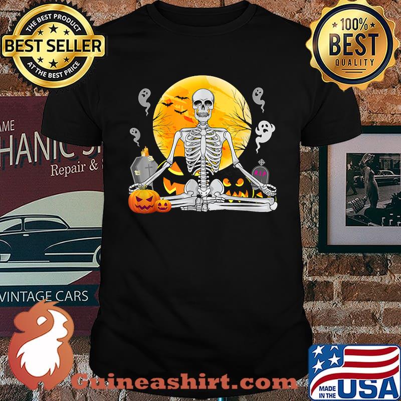 Yoga Meditating for Men and Women Yoga Pumpkin Halloween T-Shirt