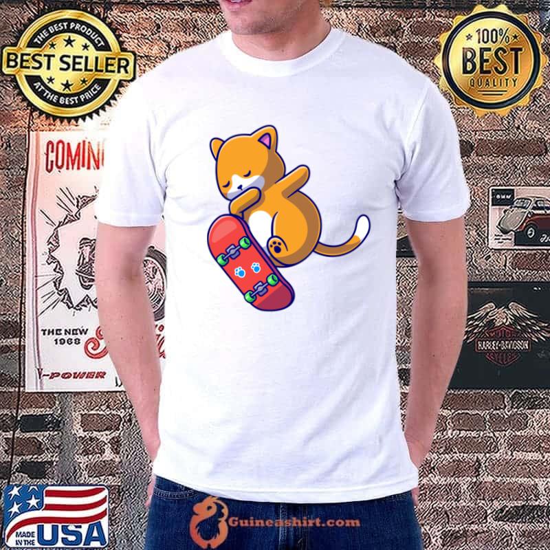 cute cat playing skateboard Classic T-Shirt
