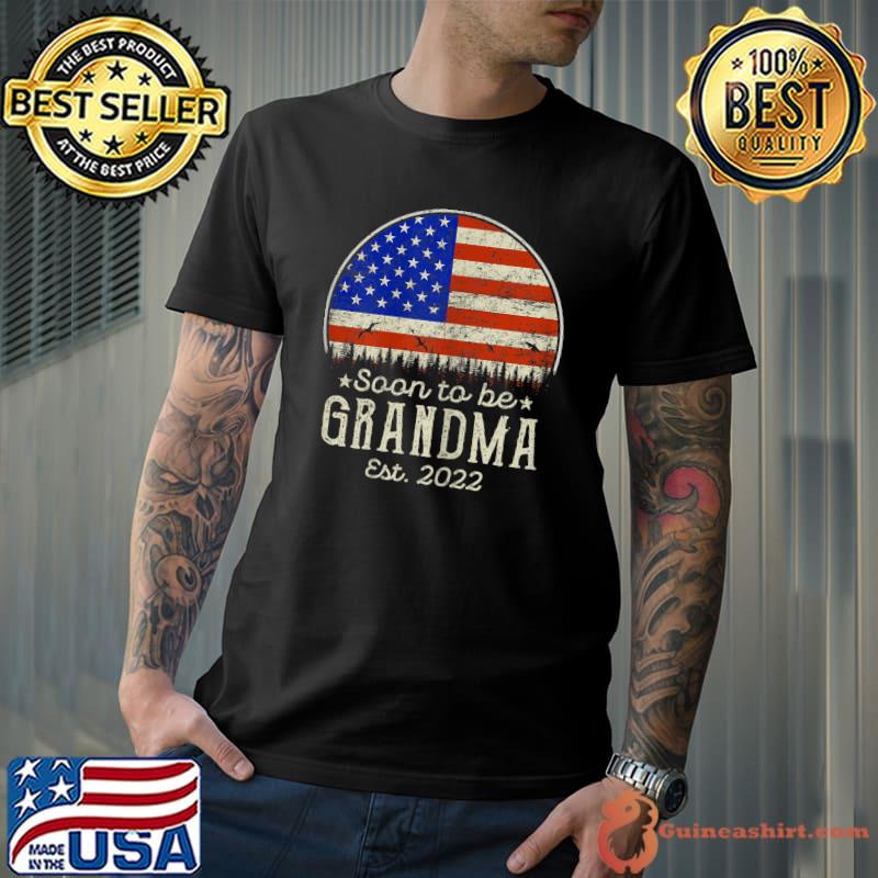 Soon To Be Grandma Est 2022 Women USA Flag Vintage Retro T-Shirt