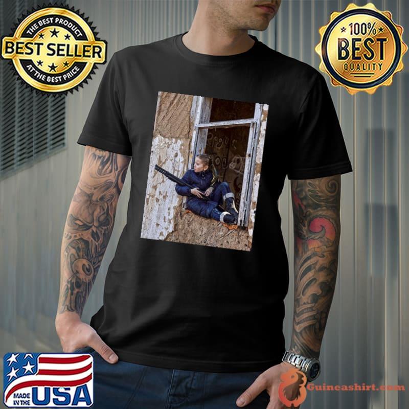 NINE YEAR OLD UKRAINIAN SNIPER WITH LOLLIPOP -BEST PHOTO OF THE YEAR 2022 Classic T-Shirt