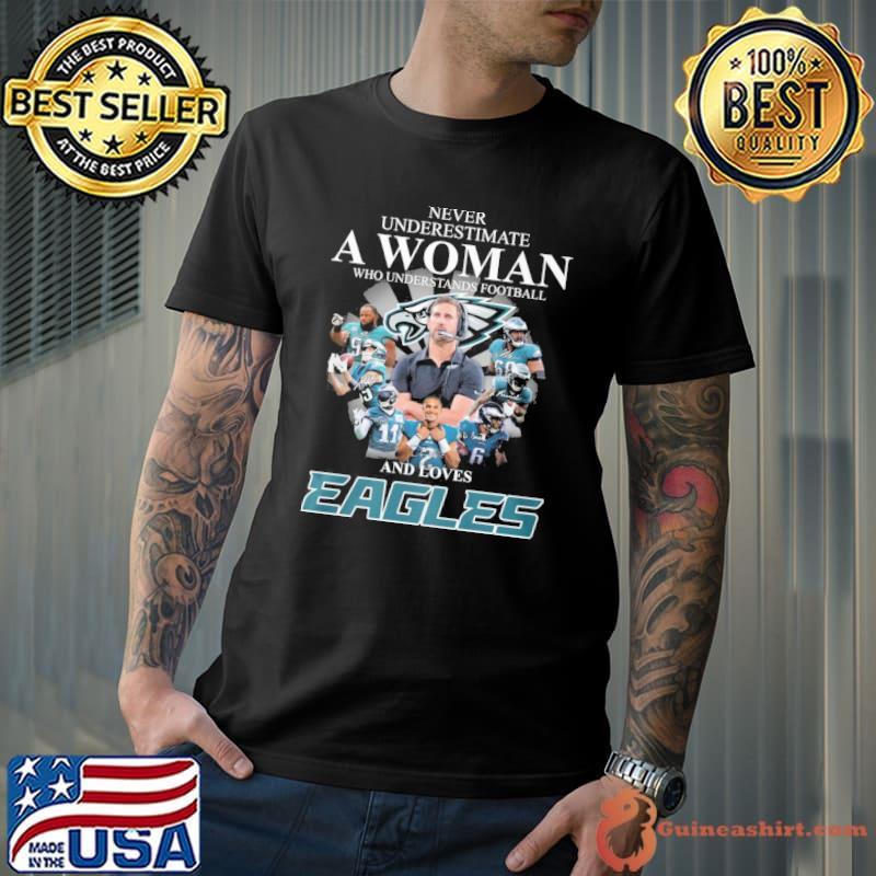Never underestimate a woman who understands football and loves Eagles signatures bakestball shirt