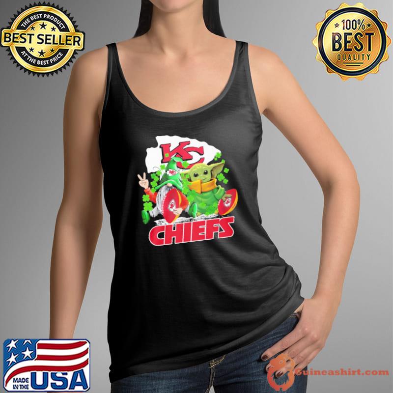 Gnome and baby yoda hug Kansas city Chiefs St.Patrick's day shirt -  Guineashirt Premium ™ LLC