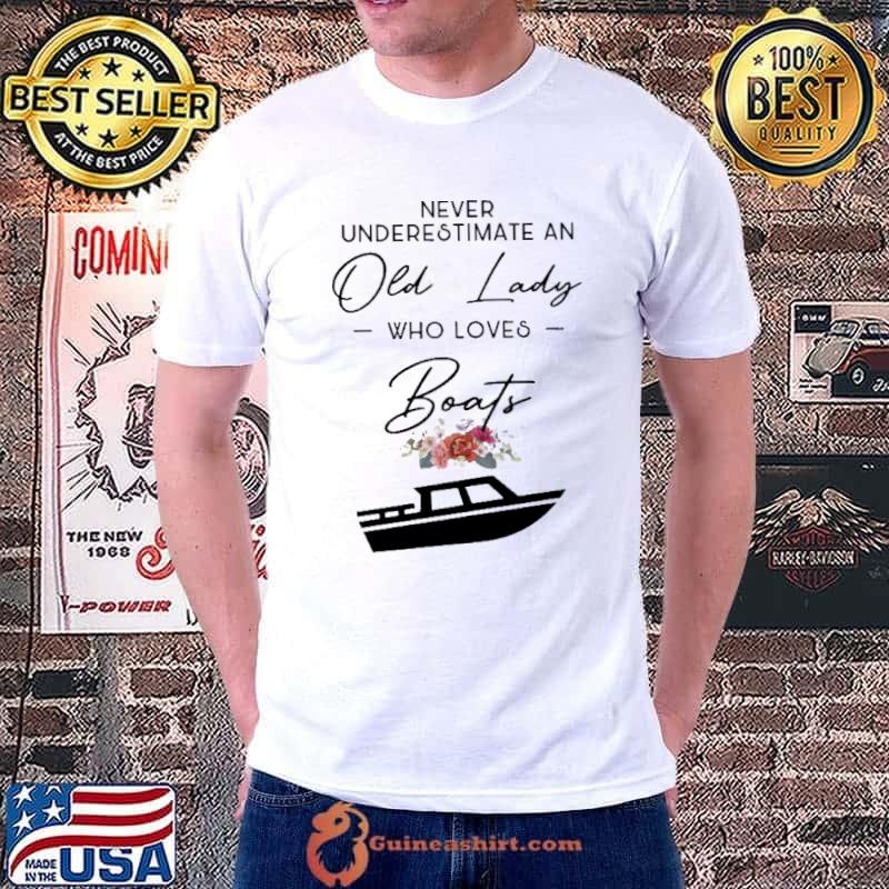 Never underestimate an old lady who loves boats flower s Unisex