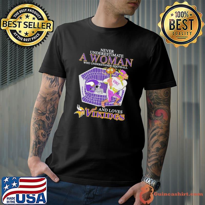 Never underestimate a woman understands football and loves vikings shirt