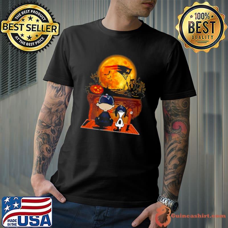 Snoopy And Charlie Brown New England Patriots Sitting Under Moon Halloween 2023 shirt