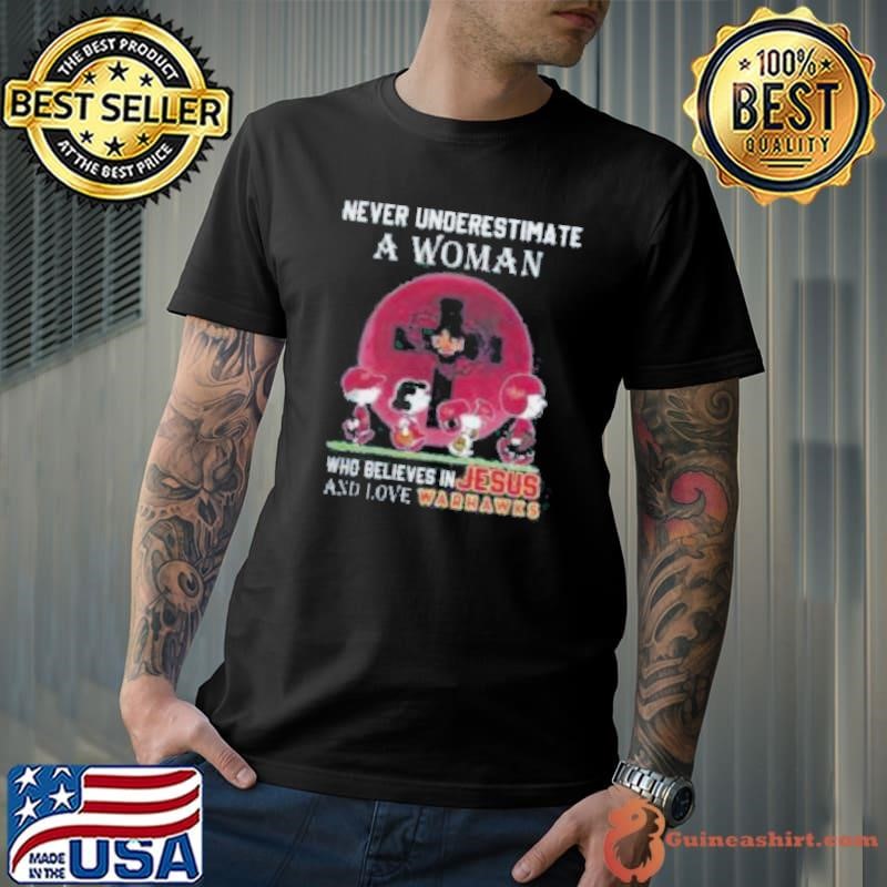 Peanuts Characters Never Underestimate A Woman Who Believes In Jesus And Loves ULM Warhawks Shirt
